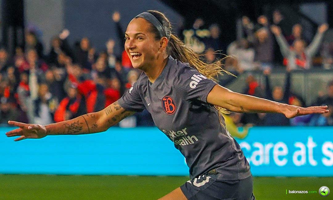 La atacante Deyna Castellanos