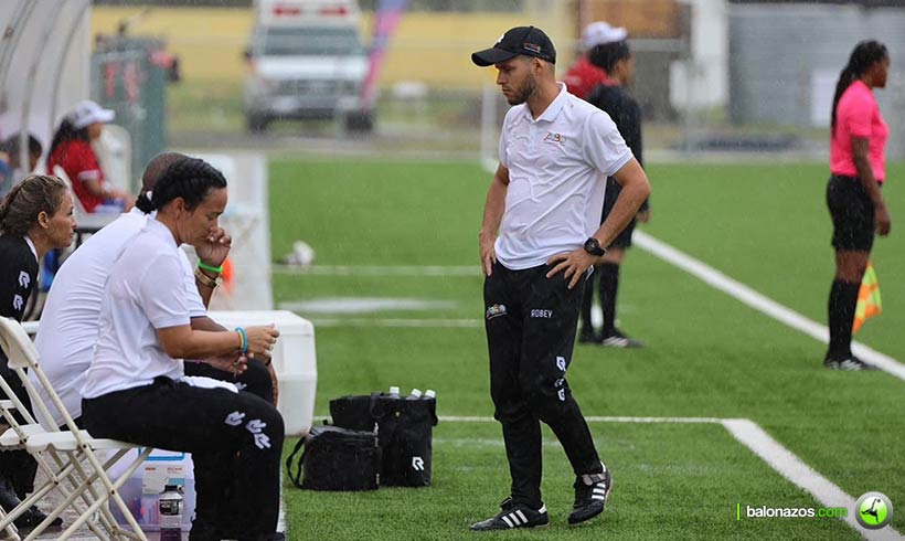 El entrenador Lerjan Caceres 