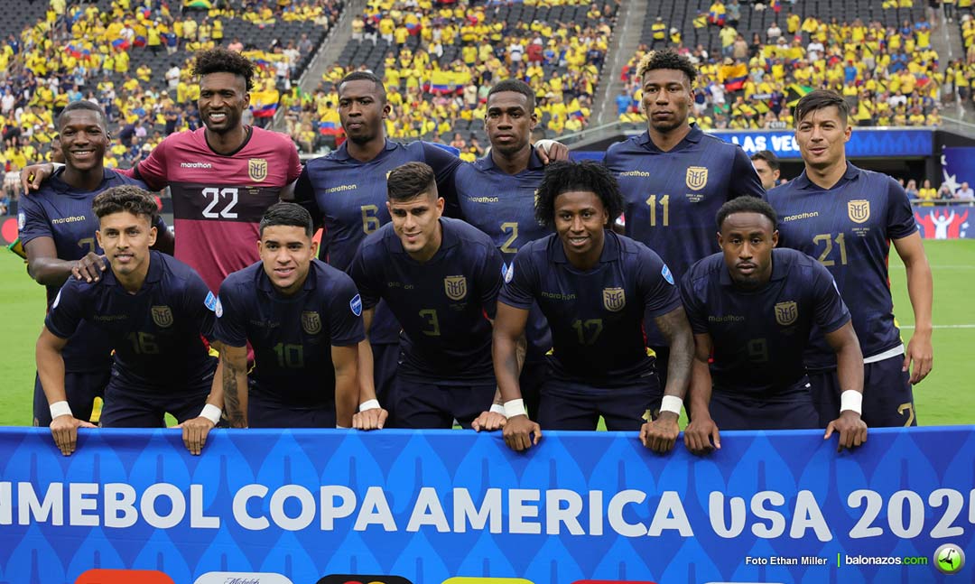 Redacción Balonazos. Ecuador sumó sus tres primeros puntos en la Copa américa USA 2024 al derrotar por 3-1 a Jamaica. El partido fue disputado en el estadio Allegiant de Las Vegas, en la segunda jornada del Grupo B.
Con esta victoria la selección ecuatoriana mantiene vivas sus posibilidades de clasificar a los cuartos de final. Jamaica se quedó sin puntos en dos partidos y sigue sin ganar en su historia de Copa. Eso sí, consiguió su primer gol.
Desde el arranque del partido Ecuador tomó la iniciativa ofensiva ante un equipo que supo defenderse correctamente y con mucha fuerza. La necesidad de super la derrota en el debut contra Venezuela.
Ecuador sumó tres goles 
Ecuador abrió el marcador con un centro de Piero Hincapié. El disparo del defensor se desvió en Kasey Palmer desde la banda derecha y se fue al fondo del arco del portero Jahmali Waite a los 12 minutos.
En el tiempo de compensación del primer tiempo llegó el segundo gol al minuto 45+4 con un penal anotado por Kendry Páez. El penalty luego fue sancionado por una mano de Greg Leigh sancionada a través del VAR.
Jamaica descontó con luego de un error del defensor Ángelo Preciado a los 54 minutos. El descuento se concretó por intermedio de Michail Antonio, quien marcó el primer gol de su seleccionado en la historia de la competencia.
El tercer gol de Ecuador llegó en un contragolpe a los 91 minutos con una buena definición de Alan Minda. El jugador tuvo una larga carrera desde su campo por la banda izquierda se quitó un rival, encaró al arquero y envió el balón al fondo del arco.
En última jornada del Grupo B el domingo, Ecuador cierra la fase de Grupos ante México en el estadio de la Universidad de Phoenix, Arizona. Jamaica jugará contra Venezuela en el estadio Q2 de Austin, Texas.

Ficha técnica:
Ecuador (3): Alexander Domínguez, Angelo Preciado, Félix Torres, Willian Pacho, Piero Hincapié. Moisés Caicedo, Alan Franco, Jeremy Sarmiento (Janner Corozo 90’+5), John Yeboah (Alan Minda 64’), Kendry Páez (Carlos Gruezo 88’) y Kevin Rodríguez (Jordy Caicedo 88’). DT: Félix Sánchez.
Jamaica (1): Jahmali Waite, Di'Shon Bernard (Michael Hector 46’), Joel Latibeaudiere (Karoy Anderson 88’), Damion Lowe (Demarai Gray 46’), Ethan Pinnock. Dexter Lembikisa (Renaldo Cephas 90’+4), Greg Leigh, Bobby Reid, Shamar Nicholson (Dixon 83’), Kasey Palmer y Michail Antonio. DT: Heimir Hallgrimsson.
Goles: Kasey Palmer en contra 12’ Kendry Páez 45’+4 y Alan Minda 90’+1 (ECU) Machail Antonio 54’ (JAM). 
Amonestados: Damion Lowe 39’ Mchail Hector 49’ Joel Latibeaudiere 80’ y Karoy Anderson 90’+4 (JAM).
Árbitro: Cristian Garay (CHI). 
Estadio: Allegiant Stadium de Las Vegas (Nevada).
Asistencia: 24.074 espectadores.
