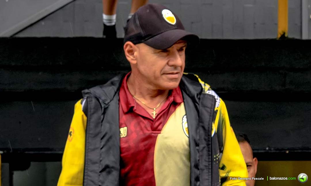 el técnico Miguel Echenausi