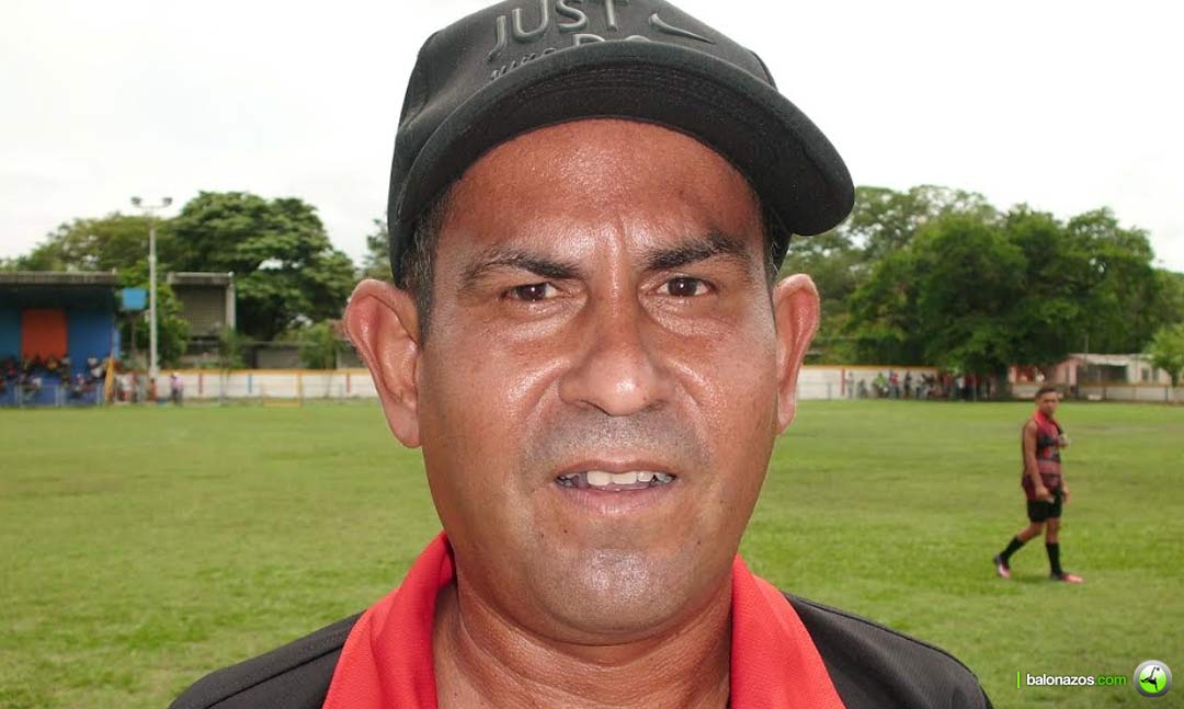 entrenador Johnny Tovar