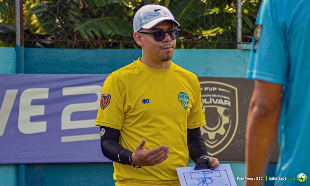 Entrenador Víctor Castro