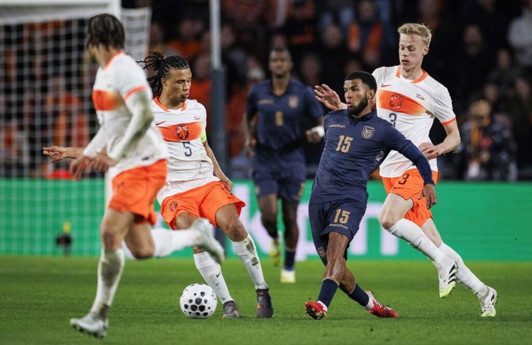Jugador disputa balón ante rivales